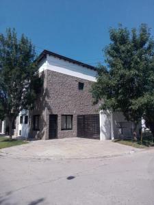 un edificio de ladrillo con dos puertas de garaje en una calle en Buen Descanso 2 en San Pedro