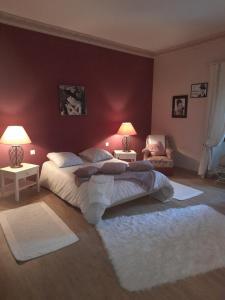 Postel nebo postele na pokoji v ubytování chambre du jura