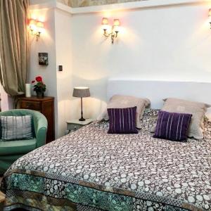 1 dormitorio con 1 cama y 1 silla verde en Enjoy Mougins, en Mougins