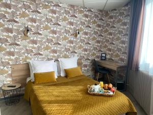 Un dormitorio con una cama con una bandeja de comida. en Contact Hôtel Foch, en Besançon