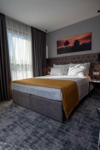 um quarto com uma cama grande num quarto em H41 Luxury Suites em Belgrado