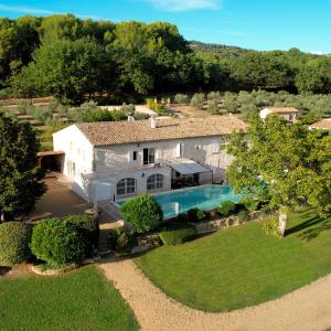 - une vue aérienne sur une maison avec une piscine dans l'établissement Domaine Amourella, à Lambesc
