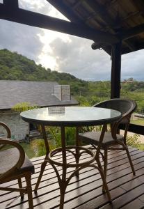En balkon eller terrasse på Casa super charmosa na Praia do Rosa.