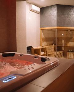 Luxury wellness apartment SHA في أوسييك: حمام مع حوض استحمام ساخن في الغرفة