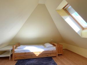 ein Schlafzimmer mit einem Bett im Dachgeschoss in der Unterkunft Ferienhaus Marlina Glückstreffer, Büsum in Büsum