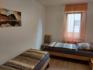 1 dormitorio con 2 camas y ventana en Ferienwohnung Popp, en Erzhausen