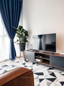 Μια τηλεόραση ή/και κέντρο ψυχαγωγίας στο SUWAN Guesthouse A07 - 2BR Apartment with Free Wifi Near Kajang 2 +14 φωτογραφίες