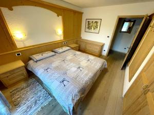 um quarto com uma cama grande num quarto em Ciasa Rossi em Soraga