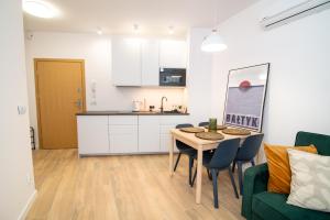 Kuchyňa alebo kuchynka v ubytovaní FALKA Apartament Jastrzębia Góra