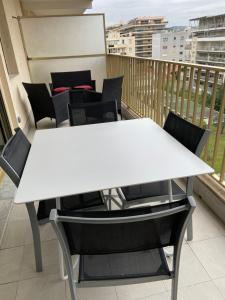Balkón alebo terasa v ubytovaní Superbe appartement rénové à neuf à 100m de la mer