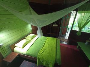 Tempat tidur dalam kamar di Finca Valeria Treehouses Glamping