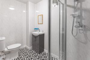 A bathroom at City Centre Studio 5 with Kitchenette, Free Wifi and Smart TV with Netflix by Yoko Property