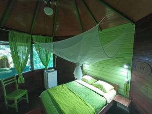Tempat tidur dalam kamar di Finca Valeria Treehouses Glamping