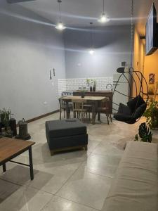 sala de estar con mesa y comedor en Casa Clara en Gualeguaychú