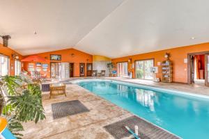 einen Pool in einem Haus mit orangefarbener Wand in der Unterkunft Grapevine Lodge in Dallesport