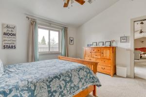 ein Schlafzimmer mit einem Bett, einer Kommode und einem Fenster in der Unterkunft Grapevine Lodge in Dallesport