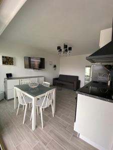 Kuchyňa alebo kuchynka v ubytovaní Superbe appartement rénové à neuf à 100m de la mer