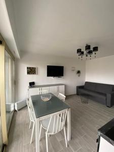 Televízia a/alebo spoločenská miestnosť v ubytovaní Superbe appartement rénové à neuf à 100m de la mer