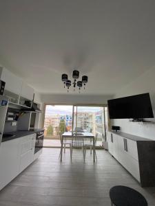 Kuchyňa alebo kuchynka v ubytovaní Superbe appartement rénové à neuf à 100m de la mer