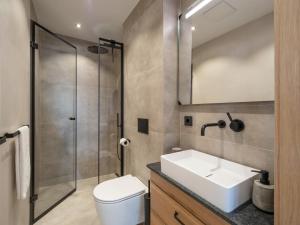 W łazience znajduje się umywalka i prysznic. w obiekcie Ferienwohnung Tirolglück mit großem Garten w mieście Sankt Johann in Tirol +11 zdjęć