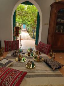 una mesa con platos de comida encima en Riad Zidania, en Taroudant