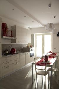 A kitchen or kitchenette at Happy Home