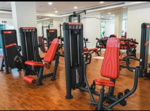 ein Fitnessstudio mit einem Haufen Trainingsgeräten darin. in der Unterkunft MJL Rahaal2- 301Apartament in Dubai