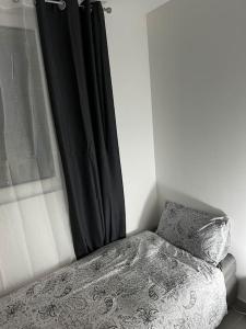 Een bed of bedden in een kamer bij un charmant studio