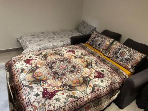 Een bed of bedden in een kamer bij un charmant studio