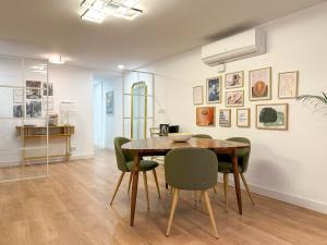 een eetkamer met een houten tafel en stoelen bij Creatividad y personalidad en centro de Alicante in Alicante