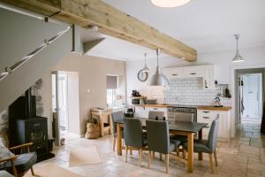 eine Küche und ein Esszimmer mit einem Tisch und Stühlen in der Unterkunft Dunruadh Cottage in Gartocharn