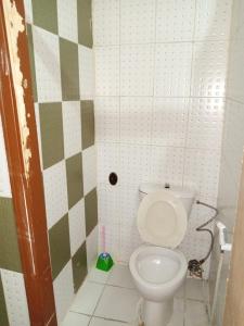 uma casa de banho com um WC branco numa cabina em Mamaya Hotel em Amã
