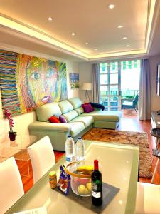 una sala de estar con sofá y una pintura en la pared en Vista Mar Azul elegante y acogedor en Santa Úrsula