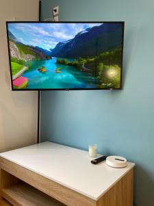 a flat screen tv sitting on top of a table at Le Marin, à 500m du centre ville in Dax