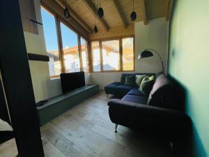 a living room with a couch and a tv at La casina di Vigo in Ton
