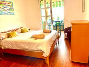1 dormitorio con cama y ventana en Vista Mar Azul elegante y acogedor, en Santa Úrsula