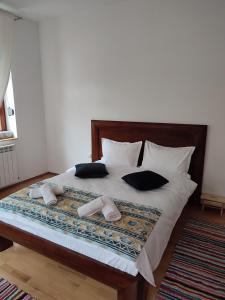 1 dormitorio con 1 cama con 2 toallas en RETRO HOUSE, en Brasov