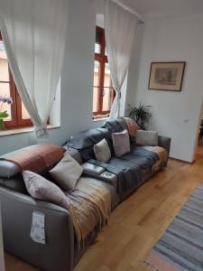 un sofá de cuero negro en la sala de estar en RETRO HOUSE, en Brasov