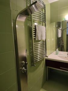 y baño con ducha, lavabo y espejo. en RETRO HOUSE, en Brasov