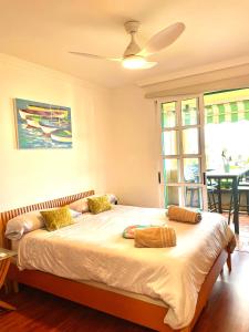 Schlafzimmer mit einem großen Bett und einem Deckenventilator in der Unterkunft Vista Mar Azul elegante y acogedor in Santa Úrsula