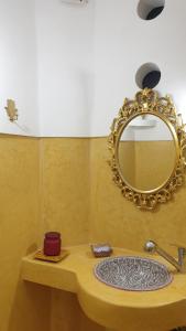 y baño con lavabo y espejo. en Riad Zidania, en Taroudant