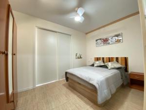 Un dormitorio con una cama y una puerta corrediza de vidrio. en Fuengirola Holiday Apartment w/Balcony View & Pool, en Fuengirola 20 fotos más