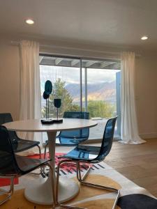 uma sala de jantar com uma mesa e cadeiras com vista em Cheerful Designer Condo w/ City & Mountain Views em Sandy