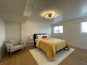 Een bed of bedden in een kamer bij Cheerful Designer Condo w/ City & Mountain Views