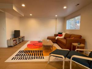 uma sala de estar com um sofá e uma televisão em Cheerful Designer Condo w/ City & Mountain Views em Sandy