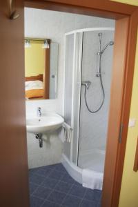 a bathroom with a shower and a sink at Hotel Highway - Bed & Breakfast in Lieboch