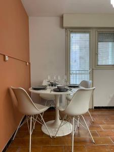ein Esszimmer mit einem weißen Tisch und Stühlen in der Unterkunft Cozy Appartement Halles Strasbourg in Straßburg