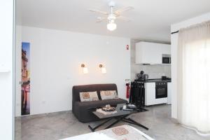 - un salon avec un canapé et une table dans l'établissement Casa Boytac by CosyCasa Praia Peniche, à Peniche