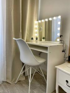 ストラスブールにあるCozy Appartement Halles Strasbourgの白いデスク(椅子、鏡付) +19枚の写真