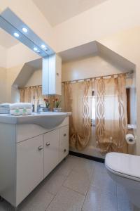 een badkamer met een wastafel en een toilet bij La Perla del Lario 51 in Bellagio